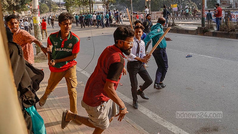Several students attack battery-run rickshaw drivers in Dhaka’s Khilgaon as they protested by blocking the roads on Thursday, Nov 21, 2024.