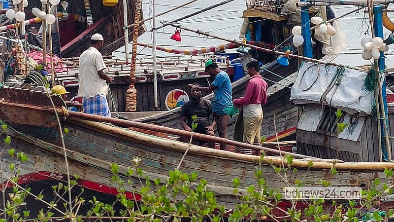 Trawlers have been anchored at Shah Porir Dwip in Cox’s Bazar’s Teknaf even before the fishing ban took effect. The trawlers will wait in rows until the 58-day ban ends. Photo: Jashim Mahmud