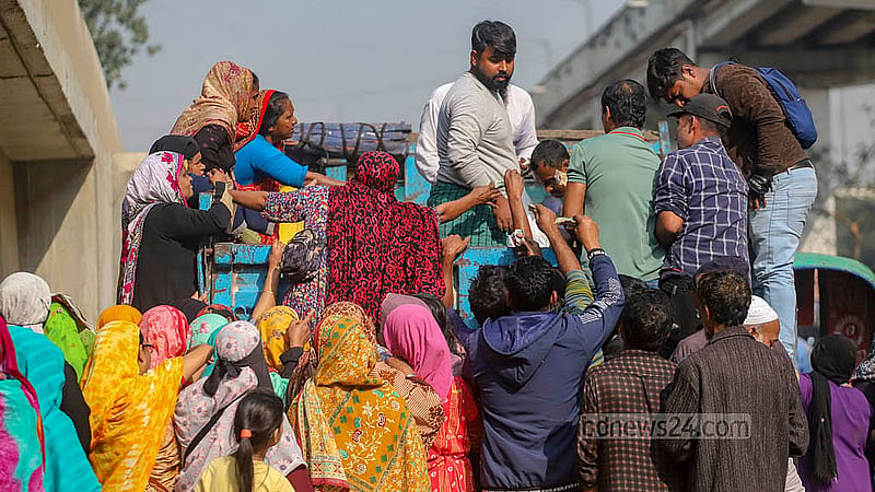 Customers crowd a TCB truck selling cooking oil and sugar at subsidised prices in front of Karwan Bazar’s FDC on Tuesday, Dec 17, 2024. Photo: Abdullah al Momin