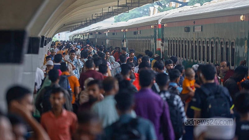 Though there wasn’t a huge crowd at Kamalapur Railway Station on the third day of the advance ticket Eid travels on Monday, Jun 2, 2025, passengers rush as soon as the train arrives on the platform. Photo: Mahmud Zaman Ovi