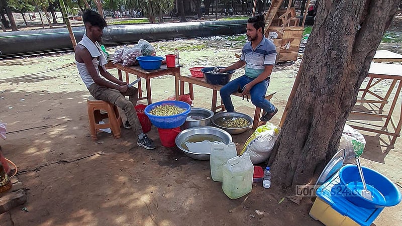 A vendor uses the pond’s dirty water to prepare shingara and other snacks at Suhrawardy Udyan. Photo: Abdullah al Momin