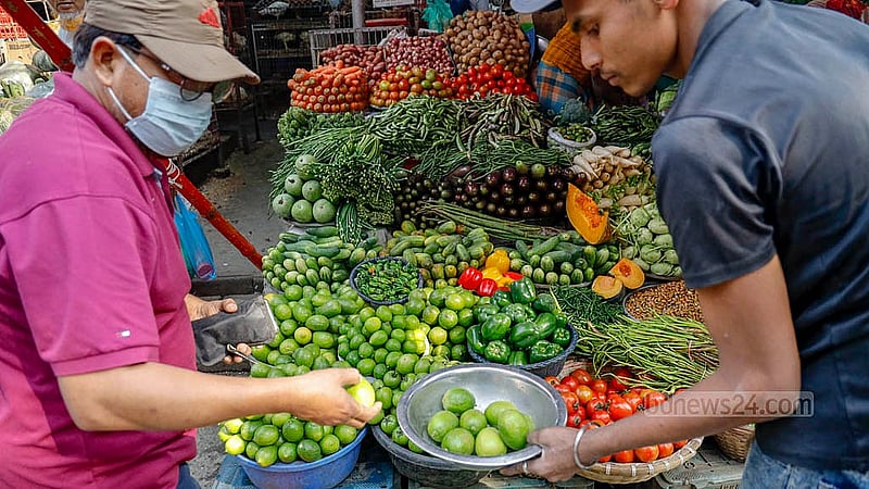 Despite soaring prices at Dhaka’s Hatirpool market, shoppers are buying lemons for Iftar on Thursday, Feb 19, 2026. Photo: Mahmud Zaman Ovi