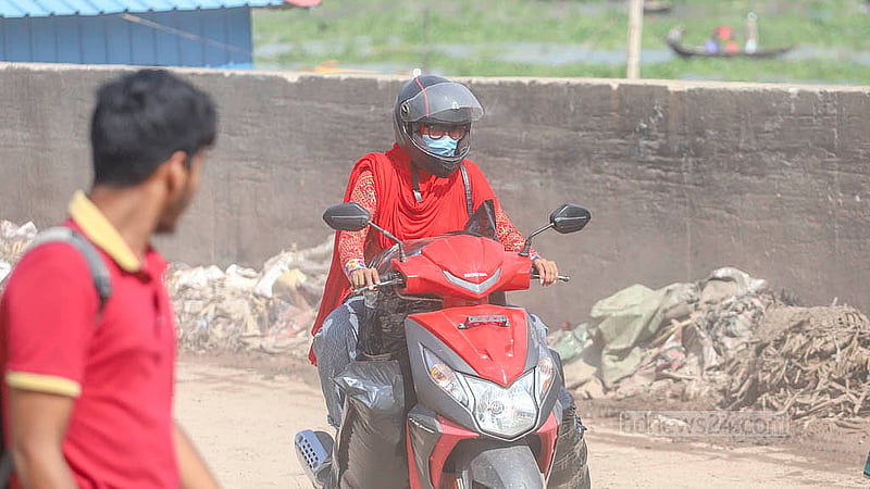 Due to extreme dust pollution, people traversing the Beribadh Road in the capital are often forced to wear masks for protection. Photo: Abdullah al Momin