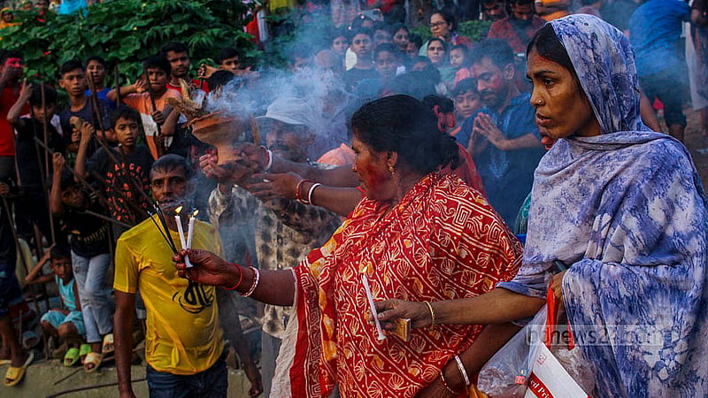 Hindu devotees sing and dance with the sounds of drums to say farewell to the goddess through idol immersion on the banks of Buriganga River in Dhaka’s Buriganga on the day of her return to the marital home in the cosmos on Sunday, Oct 13, 2024. Photo: Shamim-Us-Salehin