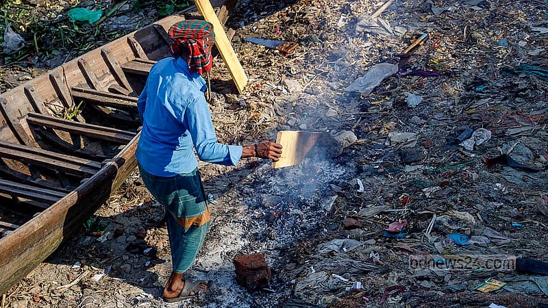 Wood is bent using a traditional method involving fire. The new timber is then grafted onto the boats. Photo: Mahmud Zaman Ovi
