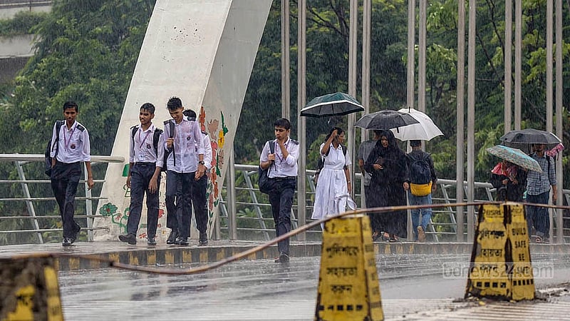 As the sky darkened at midday and it began to rain, students even with umbrellas got drenched on their way home at Hatirjheel. Photo: Mahmud Zaman Ovi