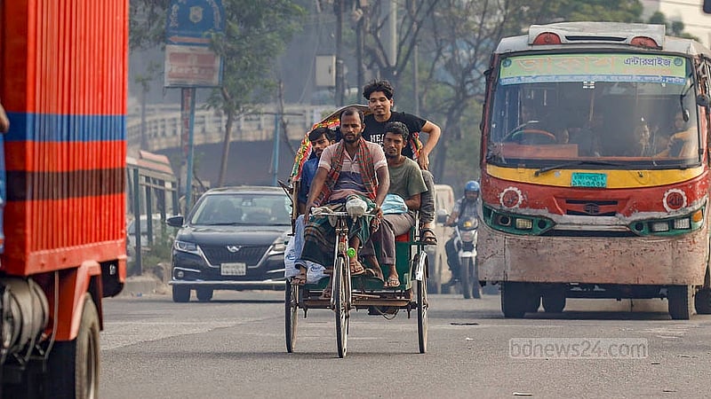 Battery-operated rickshaws are flouting traffic rules and running parallel to the buses on the main roads of Dhaka City. Photo: Mahmud Zaman Ovi