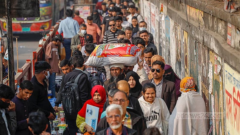 With the Science Laboratory intersection blocked by protesting students on Thursday, Jan 15, 2026, all vehicular movement comes to a halt, forcing people to walk to their destinations. Photo: Mahmud Zaman Ovi