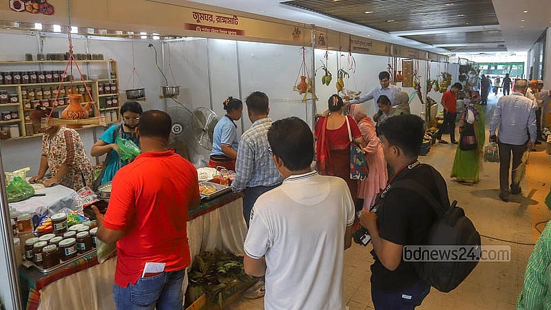 Visitors crowd the hill fruits fair at the Hill Complex at the capital’s Bailey Road. Photo: Abdullah al Momin