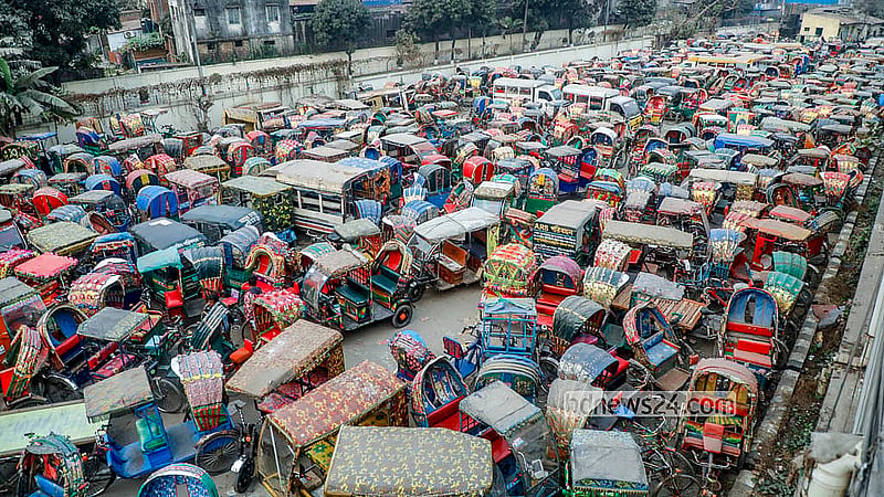 The dumping station on the northern side of the Postogola Bridge is overrun with battery-powered rickshaws. Photo: Abdullah Al Momin