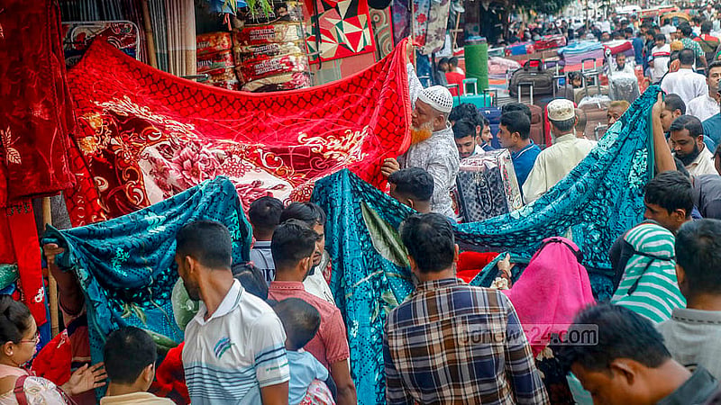 Crowds gather at the temporary blanket stalls on GPO Road beside Baitul Mukarram Market, where prices range from Tk 800 to Tk 10,000. Photo: Abdullah Al Momin