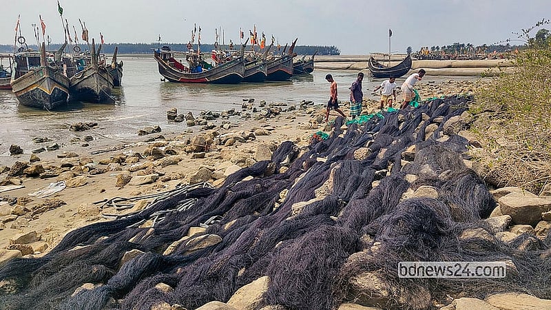 সমুদ্রে মাছ ধরায় চলছে নিষেধাজ্ঞা, A ban on sea fishing is in effect, so fishermen are returning to Shah Porir Dwip in Cox’s Bazar’s Teknaf and taking their nets from their trawlers. Photo: Jashim Mahmudসাগর থেকে ফিরে টেকনাফের শাহ পরীর দ্বীপে মাছ ধরার জাল শুকাচ্ছেন জেলেরা