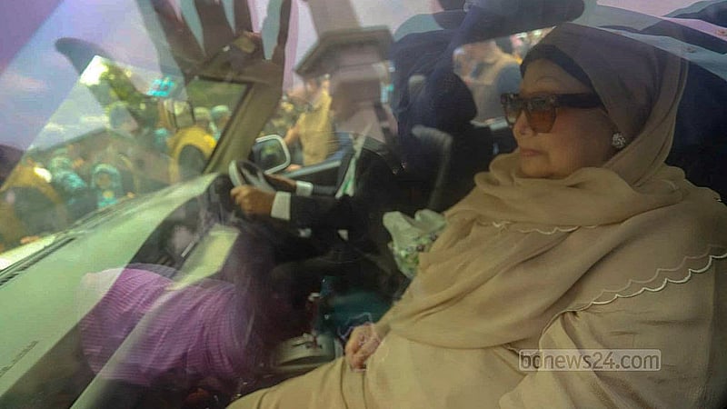 বিএনপি চেয়ারপারসন খালেদা জিয়া মঙ্গলবার সকালে ঢাকার শাহজালাল বিমানবন্দর থেকে গাড়ি যোগে গুলশানের বাসা ‘ফিরোজা’র পথে রওনা হন।