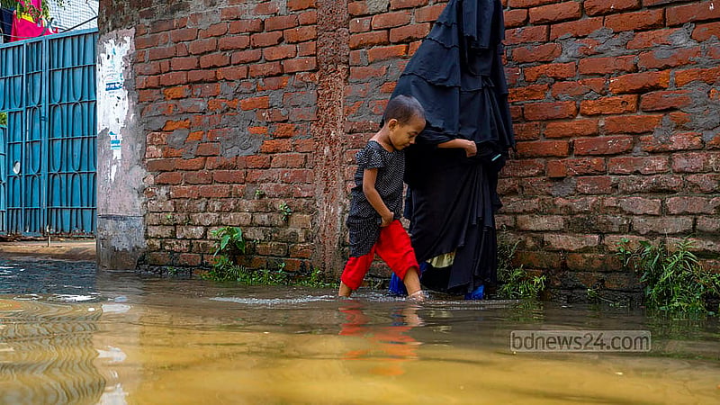 Matuail Council Road in Dhaka’s Jatrabari is under knee-deep water after heavy rain under the influence of Cyclone Remal. Photo: Mahmud Zaman Ovi