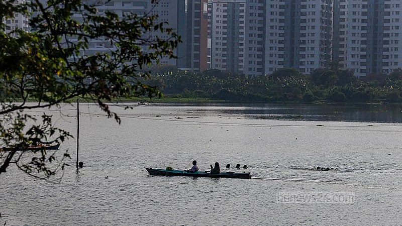 Kayaking on the lake at Sector 18 of Diabari in Uttara costs every person Tk 150 per hour, and Tk 100 for a half an hour trip. Photo: Mahmud Zaman Ovi