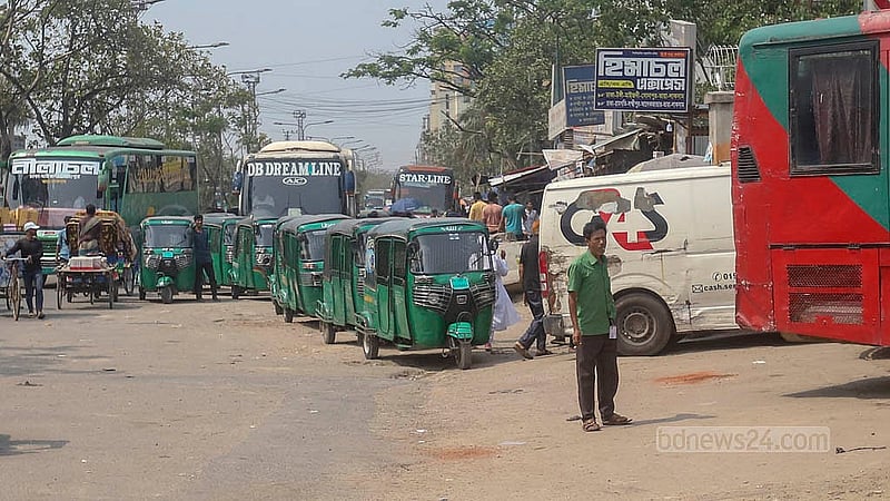 Drivers wait outside a CNG refuelling station in Dhaka's Maniknagar, hoping to get gas on Sunday, Apr 27, 2025. Photo: Abdullah al Momin