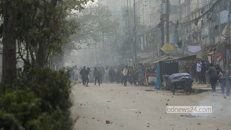 Police clash with mobile traders in Karwan Bazar on Sunday, Jan 04, 2026. Photo: Abdullah al Momin