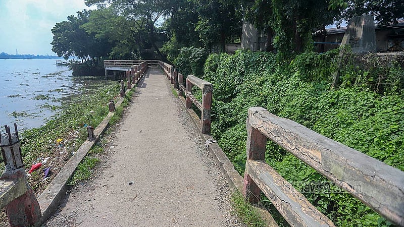 Many parts of the pathway’s protective barrier, stretching from the Shyampur Eco Park to the oil mill along the Buriganga River, are broken. Photo: Abdullah al Momin