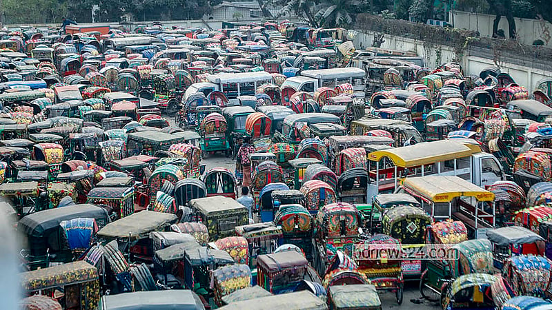 The dumping station on the northern side of the Postogola Bridge is overrun with battery-powered rickshaws. Photo: Abdullah Al Momin