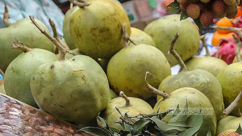 At Dhaka’s Karwan Bazar, wood apples are selling for Tk 30 to Tk 200 apiece, depending on size. Photo: Abdullah Al Momin