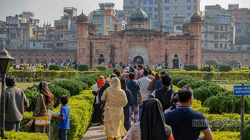 Crowds at Lalbagh Fort were much higher this Friday, Dec 12, 2025, than on typical weekly holidays. From midday, queues at the ticket counter were visibly long. Photo: Mahmud Zaman Ovi