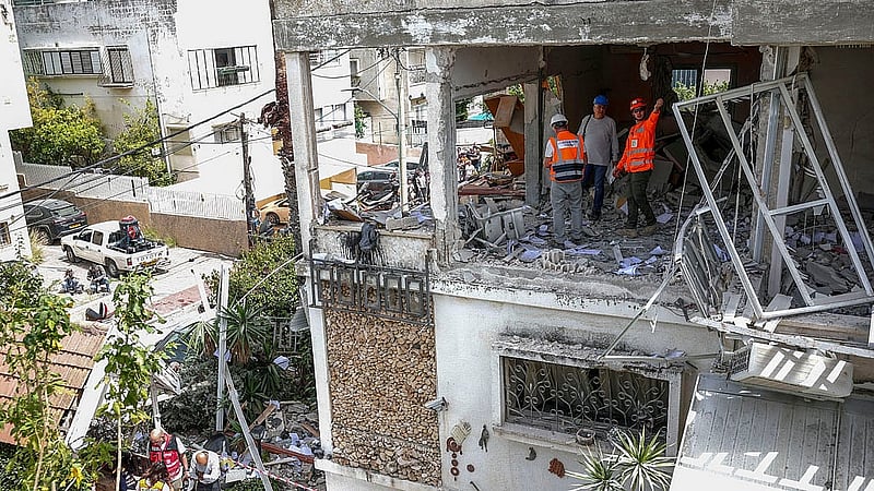 Emergency personnel work at an impact site, following a barrage of missiles launched from Iran, amid the U.S.-Israeli conflict with Iran, in Ramat Gan, Israel, April 4, 2026. Photo: Reuters