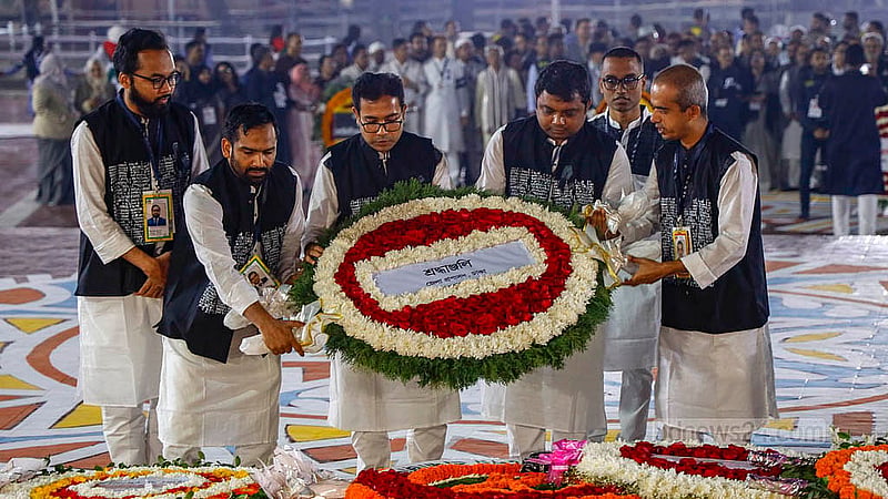 Dhaka Deputy Commissioner Rezaul Karim offers tribute at the Central Shaheed Minar in the early hours of Feb 21, 2026.Photo: Mahmud Zaman Ovi