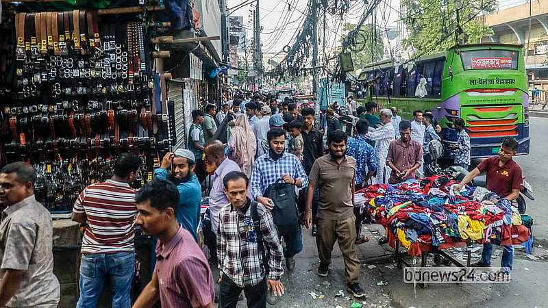Despite earlier clearance, hawkers are returning with stalls on both roads and footpaths in the Gulistan area.  Photo: Abdullah Al Momin