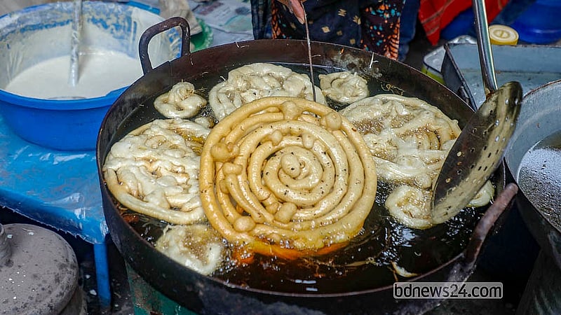 Shahi jilapi is also available at the Iftar market in Chawkbazar, Old Dhaka, with each kg priced at Tk 400 on Thursday, Feb 19, 2026. Photo: Abdullah al Momin