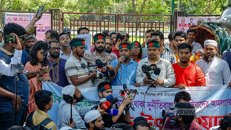 Demanding the ousting of “corrupt and fascist bureaucrats,” “July Mancha” shouted slogans while staging a sit-in on the pavement near Osmani Memorial Auditorium, opposite the Secretariat. Photo: Mahmud Zaman Ovi