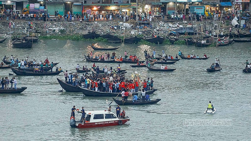 Crowds throng the banks of the Buriganga River in Dhaka's Waizghat on Thursday, Oct 2, 2025, to observe the idol immersion. Photo: Abdullah Al Momin