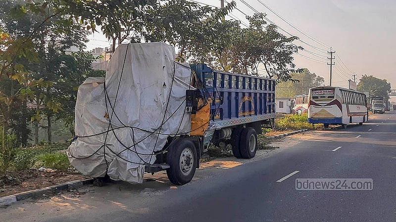 Vehicles damaged in accidents are parked outside the Highway Police Station in the Sirajdikhan area along the Dhaka–Mawa Expressway. Photo: Abdullah Al Momin