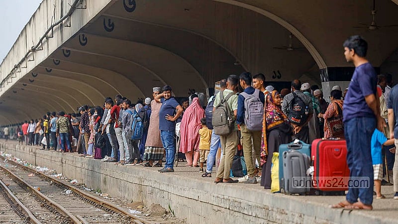 Although the Ekota Express was expected to arrive at Dhaka’s Kamalapur Station at 10am, it did not reach the station until 2pm, leaving passengers waiting on platform six. Photo: Mahmud Zaman Ovi