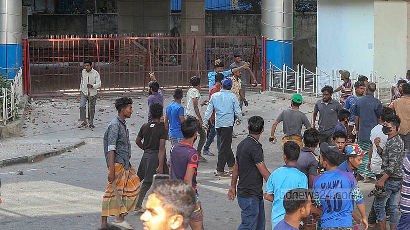 Battery-powered rickshaws protest by blocking roads in Dhaka’s Mohakhali on Thursday, Nov 21, 2024. Several drivers hurled stones and bricks at the army personnel when they tried to bring the situation under control.