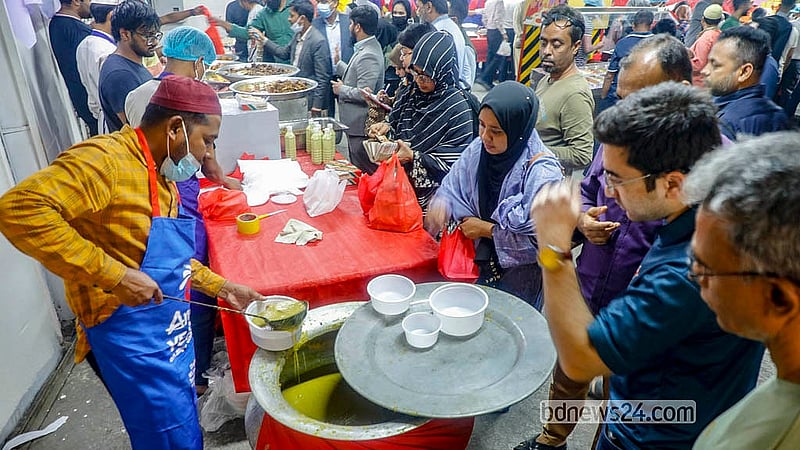 Vendors begin calling out to customers from the afternoon at the Bailey Road Iftar market. Photo: Abdullah Al Momin