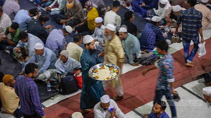 Volunteers distribute Iftar among worshippers at the Baitul Mukarram National Mosque on Monday, Feb 23, 2026. Photo: Mahmud Zaman Ovi