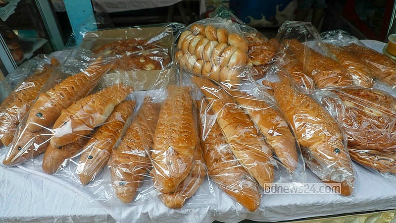 A roadside shop in Old Dhaka’s Chawkbazar sells patterned bread on the eve of Shab-e-Barat on Tuesday, Feb 3, 2026, priced at Tk 200-300 per kg. Photo: Abdullah Al Momin