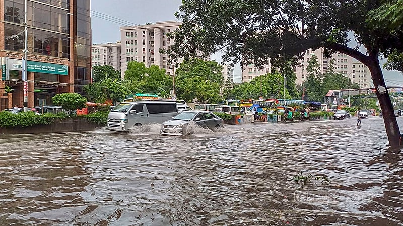 Vehicles struggle to navigate the waterlogged roads in Mirpur-13 after the heavy rain on Tuesday morning, Sept 3, 2024. Photo: Obaidur Masum