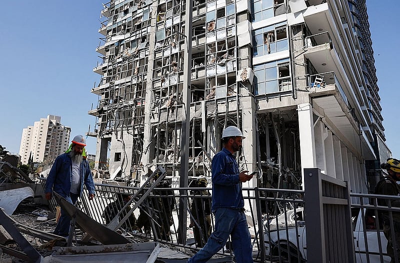 Emergency personnel work at an impact site following a missile strike from Iran on Israel, in Ramat Gan, Israel June 19, 2025. Photo: Reuters