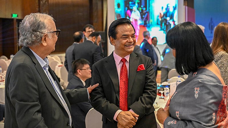 Theatre veteran Ramendu Majumdar, magician Jewel Aich, and Persona founder Kaniz Almas Khan enjoy a conversation during the 19th anniversary celebration of bdnews24.com at the Radisson Blu Water Garden Hotel in Dhaka on Thursday, Oct 23, 2025.