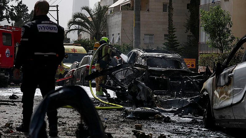 Emergency responders work at an impact site, following a barrage of missiles launched from Iran, amid the U.S.-Israeli conflict with Iran, in central Israel, April 4, 2026. Photo: Reuters