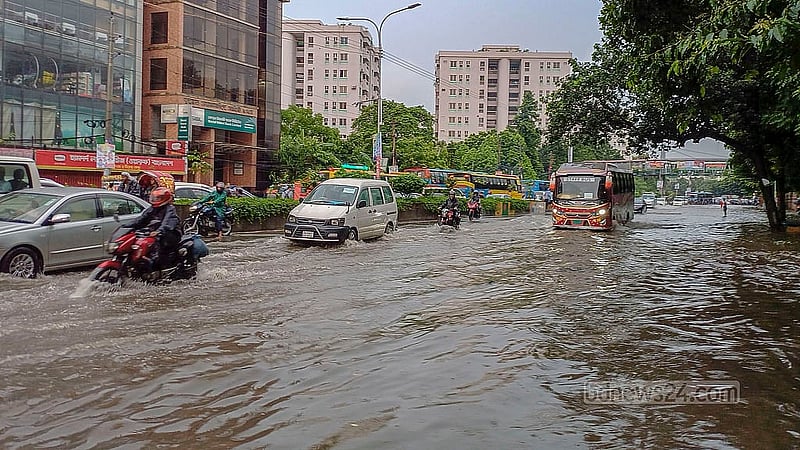 Vehicles struggle to navigate the waterlogged roads in Mirpur-13 after the heavy rain on Tuesday morning, Sept 3, 2024. Photo: Obaidur Masum