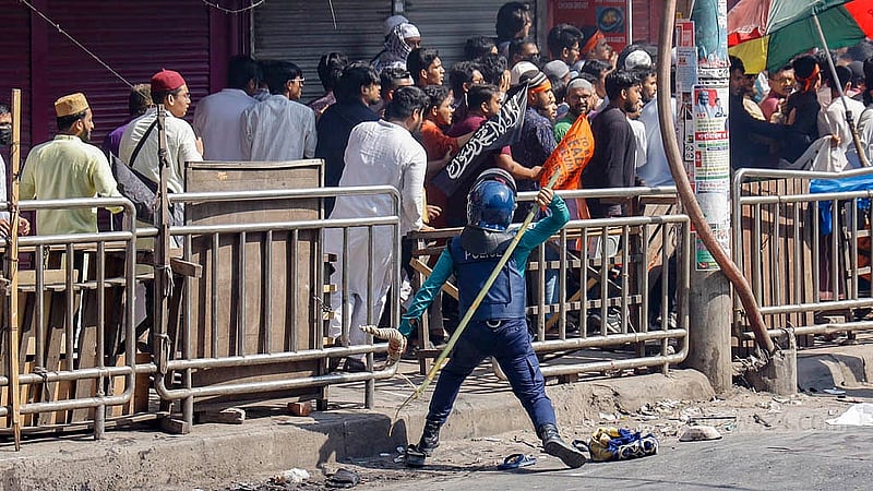 As the Hizb ut-Tahrir procession moves from Baitul Mukarram’s North Gate towards Bijoynagar via Paltan, the marchers disperse following police resistance. Photo: Mahmud Zaman Ovi
