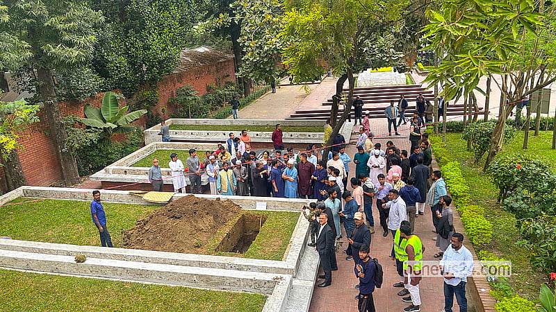 Preparations are under way for the burial of Inqilab Moncho Convenor Sharif Osman bin Hadi at the National Poet Kazi Nazrul Islam’s mausoleum at Dhaka University.