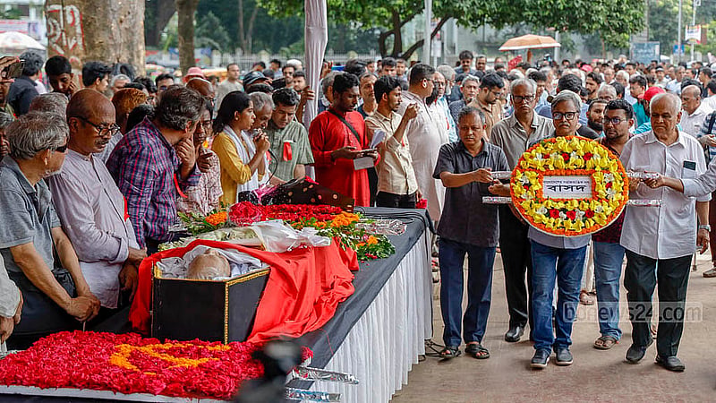 The socialist parties of Bangladesh pay tribute to Badruddin Umar with flowers at the Central Shaheed Minar premises on Monday, Sept 8, 2025. Photo: Mahmud Zaman Ovi