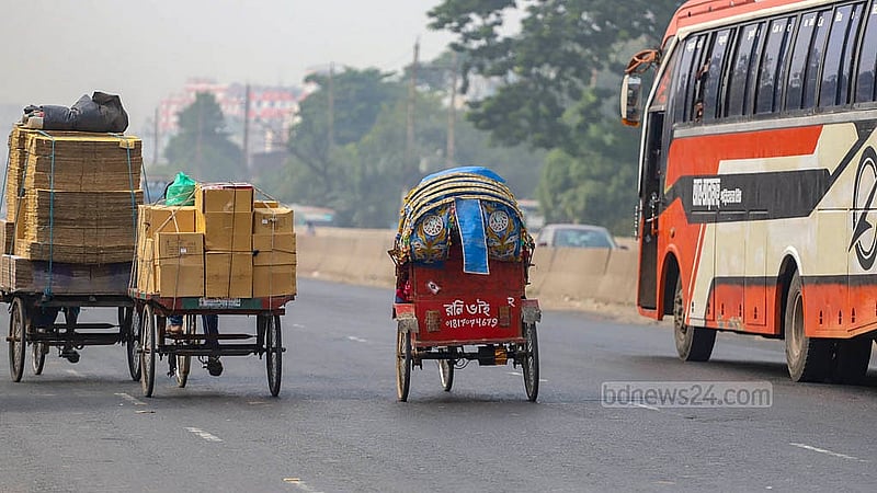 A lack of law enforcement has led battery-run rickshaws to try and compete with speedier vehicles on the Dhaka-Chattogram highway in the Matuail area of Dhaka. Photo: Abdullah Al Momin.