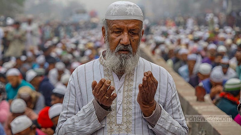 The first phase of Biswa Ijtema closes with the Akheri Munajat on the bank of Turag River on Sunday, Feb 2, 2025. Photo: Mahmud Zaman Ovi