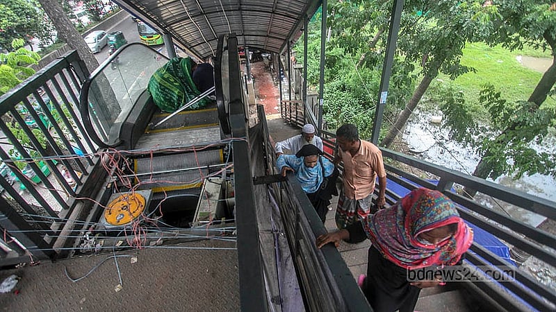 The escalators of the foot overbridge outside Shaheed Suhrawardy Medical College Hospital in Dhaka are out of service, causing pedestrians to suffer. Photo: Abdullah Al Momin