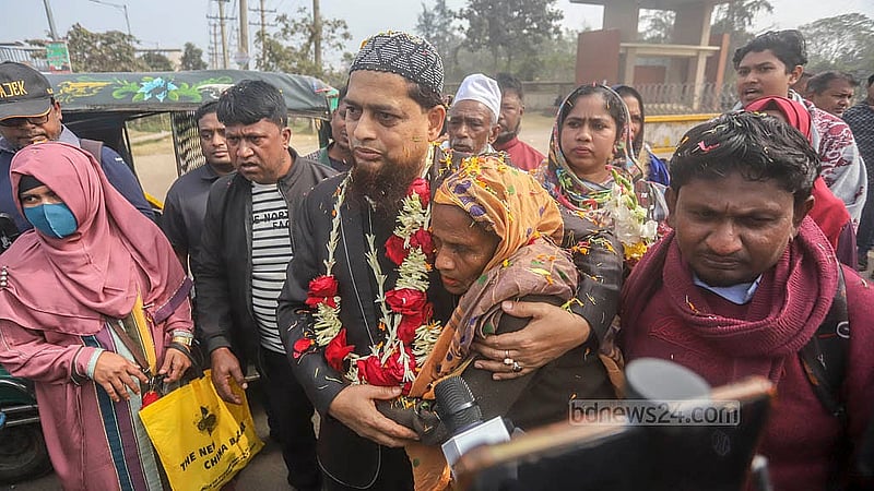 An emotional atmosphere persists at the Dhaka Central Jail gate as the BDR members get released on bail in the Pilkhana tragedy on Thursday, Jan 23, 2025, after 16 years. Photo: Abdullah al Momin
