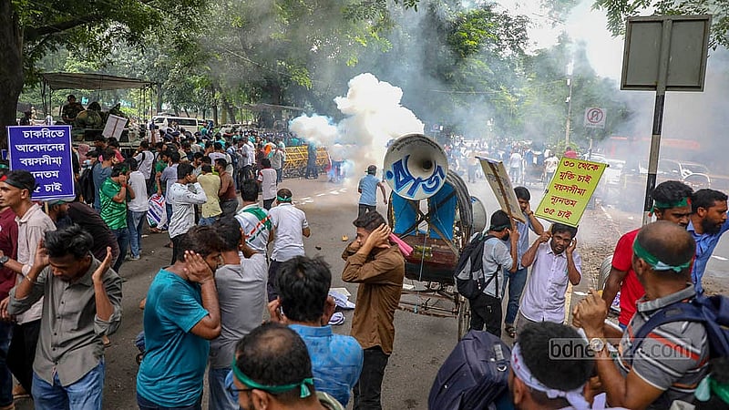 Protesters demanding the age limit for applications to public sector jobs be raised to 35 gathered outside the National Museum per the prior announcement on Monday, Sept 30, 2024. Police fired tear shells and sound grenades when several hundred protesters had marched to the chief advisor’s residence from there.